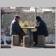 55. de ouderen houden zich bezig met een spelletje schaken in het park.JPG